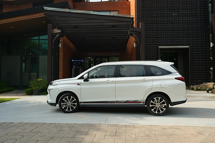 Phiên bản đặc biệt của Toyota Veloz Cross sở hữu dải decal đỏ - đen ở hai bên hông xe đi kèm dòng chữ “30th Anniversary". 5-8542.jpg