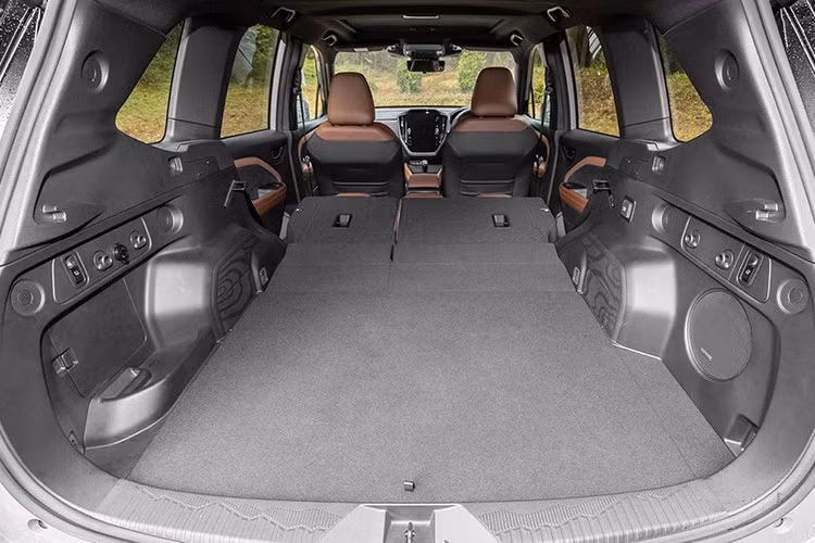 Điểm nổi bật khác là hệ thống EyeSight X với camera góc rộng kết hợp radar, hỗ trợ phanh trước va chạm hiệu quả hơn, cùng với túi khí ngoài xe cho người đi xe đạp, lần đầu tiên xuất hiện trên thế giới.