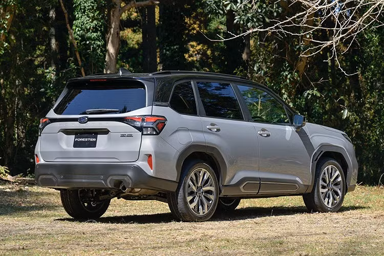 Cản trước tạo khe gió dạng mặt nạ, ốp nhựa quanh thân tăng vẻ khỏe khoắn và cụm đèn hậu nối liền toàn bộ chiều ngang. Xe có 11 màu sơn, trong đó nổi bật là màu mới River Rock Pearl, đi kèm mâm 19 inch.