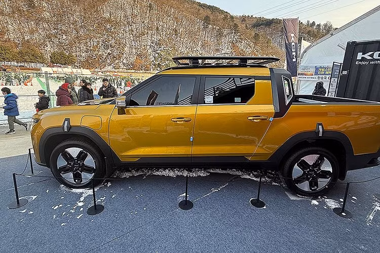 KG Mobility cho biết, hãng sẽ phát triển Musso thành một thương hiệu con chuyên cho xe bán tải chạy điện, hybrid và động cơ đốt trong. Ngay sau màn ra mắt Musso EV, KG Mobility tiếp tục “nhá hàng” một mẫu bán tải cỡ trung mới với thiết kế hầm hố và cơ bắp hơn, tên mã Q300.