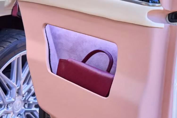 Theo bà Lisa McQueen, đại diện bộ phận marketing Lexus, cho biết: “Glam LX là minh chứng cho chương mới trong hành trình phát triển của Lexus, khi chúng tôi muốn kết nối với niềm đam mê và sự tự tin thể hiện bản thân của khách hàng".