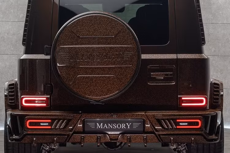 Danh sách này cũng bao gồm ốp hông mới, ốp trụ sau, giá đỡ bánh xe dự phòng mang thương hiệu Mansory gắn trên cửa sau và cản sau mới với đèn hậu bổ sung cùng bộ khuếch tán gió đa cánh.