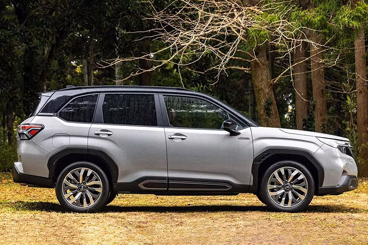 Subaru Forester thế hệ mới đánh dấu bước tiến lớn về an toàn khi trở thành mẫu xe đầu tiên trên thế giới trang bị túi khí bên ngoài dành cho người đi xe đạp, đồng thời được tích hợp hệ thống hỗ trợ người lái EyeSight X thế hệ mới.