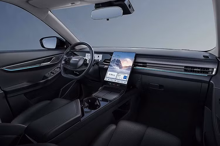 Nội thất J5 tối giản như nhiều ô tô đến từ đất nước tỷ dân hiện nay. Người dùng sẽ điều khiển hầu hết chức năng qua màn hình cảm ứng 13,2 inch có độ phân giải 2K, kết nối Apple CarPlay/Android Auto không dây.