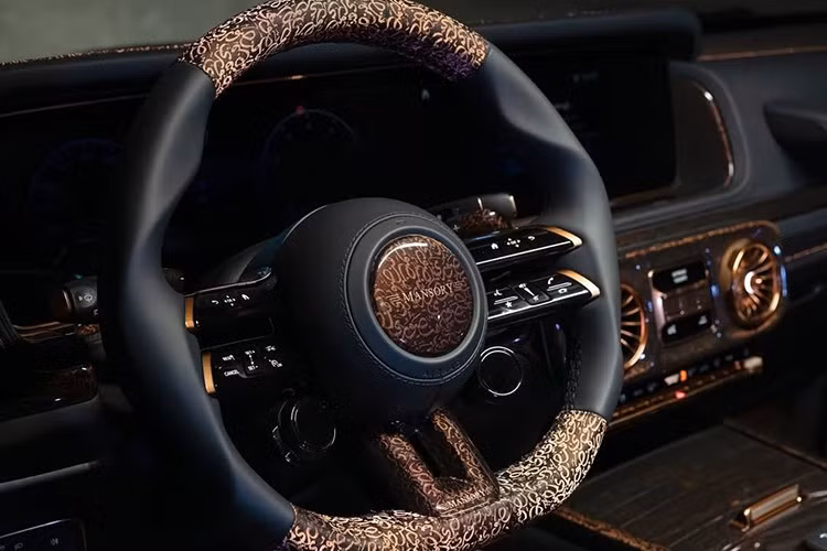 Nội thất nổi bật hơn với nhiều chi tiết màu nâu và đồng, cùng logo Mansory trang trí nhiều chi tiết khác nhau. Chất liệu bọc ghế, ốp cửa, bảng điều khiển trung tâm và các bộ phận khác được tùy chỉnh, cũng như bảng điều khiển và ốp cửa, vô lăng và các chi tiết khác.