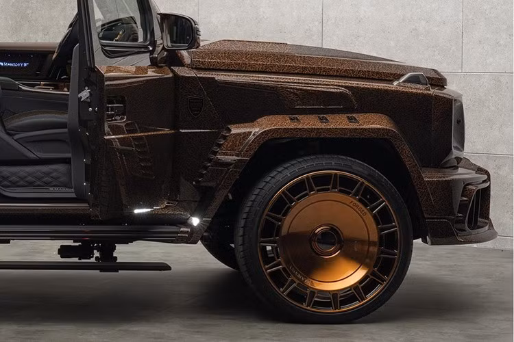 Thoạt nhìn, bạn có thể không nhận ra vì những chi tiết bên ngoài của chiếc Mercedes-AMG G63 này, nhưng xe còn được trang bị các chi tiết gắn cửa, chắn bùn và tấm ốp đuôi phía sau.