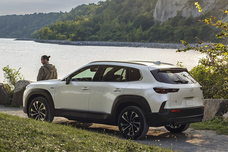 Các phiên bản Hybrid có giá từ 34.750 USD đến 40.150 USD (từ 903 - hơn 1 tỷ đồng), được bổ sung nhiều trang bị cao cấp như cửa sổ trời toàn cảnh, sạc không dây, hệ thống âm thanh Bose và các công nghệ hỗ trợ lái tiên tiến.