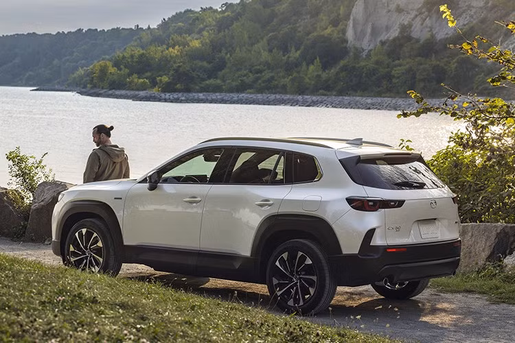 Các phiên bản Hybrid có giá từ 34.750 USD đến 40.150 USD (từ 903 - hơn 1 tỷ đồng), được bổ sung nhiều trang bị cao cấp như cửa sổ trời toàn cảnh, sạc không dây, hệ thống âm thanh Bose và các công nghệ hỗ trợ lái tiên tiến.