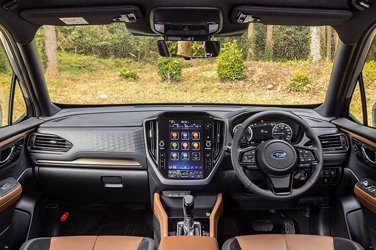 Nội thất sử dụng vật liệu cao cấp, tùy chọn da Nappa hoặc vải chống nước. Ghế ngồi được thiết kế giảm rung lắc, kết hợp với màn hình giải trí 12,3 inch, bảng đồng hồ kỹ thuật số 11,6 inch, kết nối Subaru Starlink và dàn âm thanh Harman Kardon kèm subwoofer.
