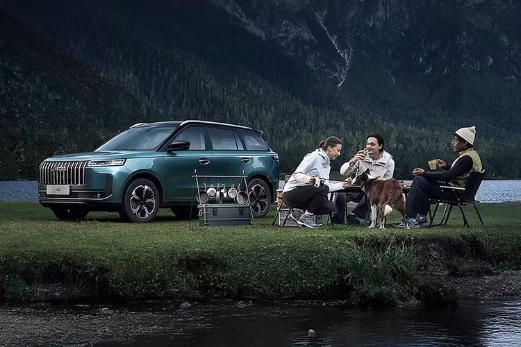 Cản trước được điểm xuyết bằng mảng nhựa đen sần to bản, “vắng bóng” đèn sương mù. Hệ thống treo MacPherson phía trước, trong khi phía sau là loại liên kết đa điểm - một điểm cộng trên giấy tờ khi hầu hết các xe hạng B dùng động cơ đốt trong “trung thành” với treo thanh xoắn. La-zăng 18 inch đi kèm lốp cỡ 235/55 rộng và dày hơn Xforce lẫn Yaris Cross.