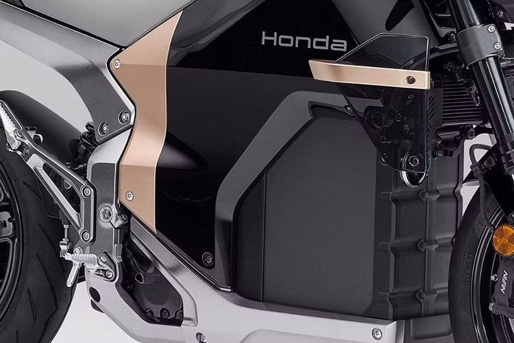 Và khi dùng sạc gia đình “wall box” 6kVA, toàn bộ pin trên Honda WN7 2026 tăng từ 0-100% có thể đầy trong chưa đến 3 giờ (theo tiêu chuẩn đo đạc của Honda công bố).