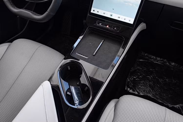 Jaecoo cho biết khoang xe Jaecoo J5 được TÜV SÜD (công ty Đức nổi tiếng trong lĩnh vực kiểm nghiệm sản phẩm). Một số tiện nghi nổi bật có điều hòa tự động hai vùng độc lập, sạc không dây 50W, hàng ghế trước chỉnh điện 6 hướng, đèn viền nội thất 64 màu và cốp điện. Xe thậm chí được trang bị cả tính năng karaoke với micro không dây theo xe.