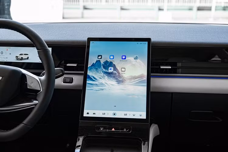 Vô-lăng hai chấu tạo hình lạ mắt; bảng đồng hồ hẹp về chiều cao có giao diện tương đồng với MPV cỡ trung Hyundai Custin tại Việt Nam. Cần số trên cột lái giúp giải phóng đáng kể không gian bệ trung tâm. Các bề mặt nhựa đen bóng có họa tiết mô phỏng sợi carbon.