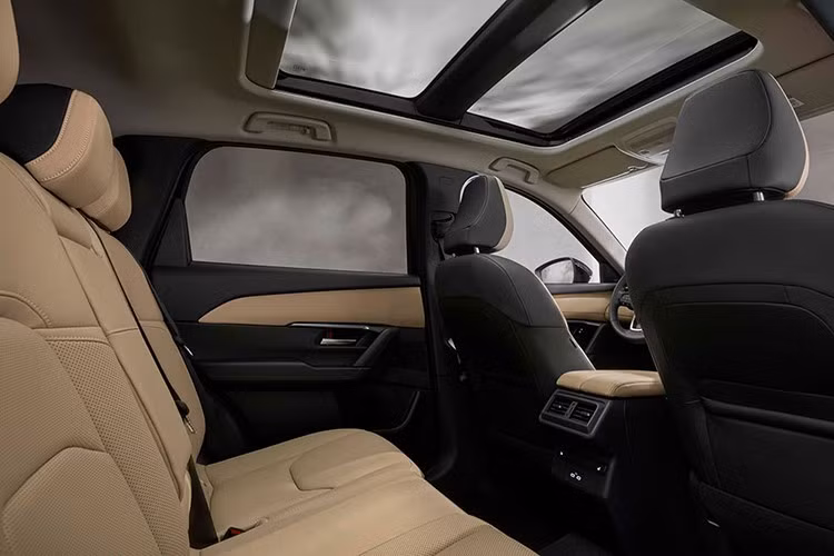 Mazda CX-50 2026 phiên cao cấp 2.5 S Premium có mức giá 34.900 USD (tương đương khoảng 912,5 triệu đồng) được trang bị ghế da, mâm 20 inch, ghế thông gió và gương chiếu hậu chống chói.