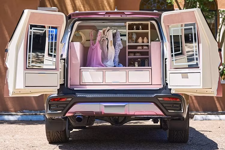 Tuy nhiên, điểm nhấn lớn nhất nằm ở phần đuôi của mẫu xe SUV hạng sang này. Khi mở cửa sau, khoang hành lý trở thành một phòng thay đồ thu nhỏ.