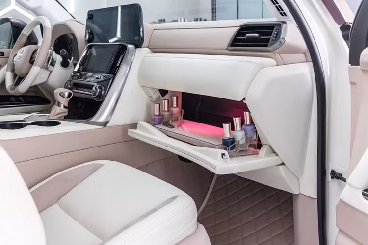 Phía sau của xe được trang bị ghế tùy chỉnh, gương Robern tích hợp đèn chiếu sáng, màn che riêng tư, kệ quần áo LED và các ngăn kéo chứa đồ.