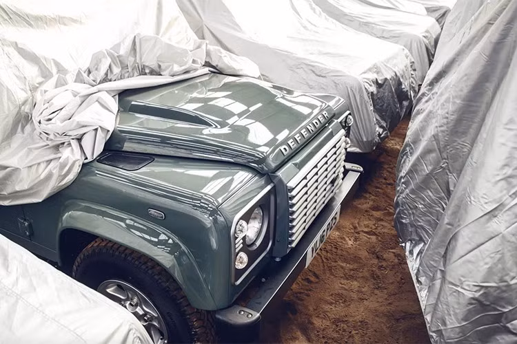 Biết trước rằng dòng Defender cổ điển sẽ được thay thế hoàn toàn bằng một mẫu xe mới, Fawcett đã đặt mua tới 240 chiếc Defender, dù khi đó ông chưa có đủ vốn để thanh toán toàn bộ đơn hàng.