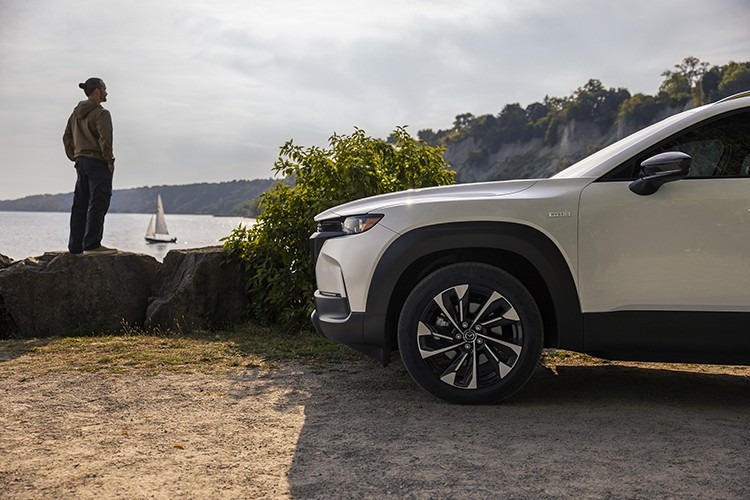 Các phiên bản cao hơn bổ sung nhiều tiện nghi đáng chú ý. Cụ thể, CX-50 2.5 S Preferred có giá 32.400 USD (khoảng 847 triệu đồng), xe sẽ có thêm cửa sổ trời toàn cảnh, cảm biến đỗ xe trước/sau, cốp điện và ghế sưởi.