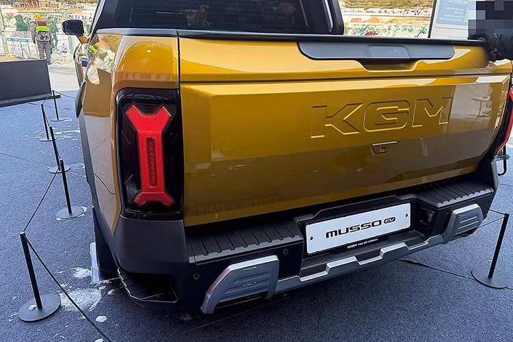 Thân của mẫu xe bán tải này sẽ giữ lại nhiều chi tiết từ "đàn anh" Rexton Sports, nhưng thùng xe dài hơn gợi ý khả năng tải tốt hơn.