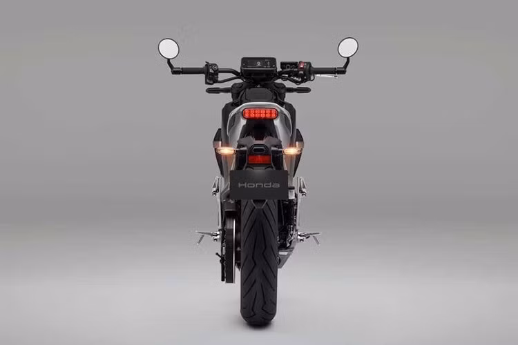 Tên gọi WN7 cũng mang ý nghĩa riêng: “W” là viết tắt của “Be the Wind” (trở thành ngọn gió – triết lý phát triển), “N” đại diện cho dòng naked bike, còn “7” chỉ phân hạng công suất.