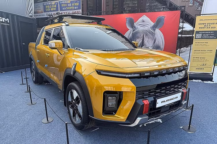 Mẫu xe này được kỳ vọng sẽ thay thế Rexton Sports (Musso tại thị trường quốc tế). Thiết kế đầu xe gây chú ý với đèn LED lấy cảm hứng từ Ford F-150 và BYD Shark, lưới tản nhiệt 5 khe kiểu Jeep tích hợp đèn phát sáng, cùng cản trước dày bản và hốc gió lớn.