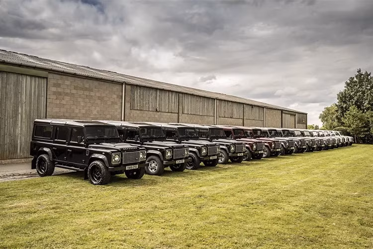 Khi Land Rover tuyên bố ngừng sản xuất dòng Defender cổ điển vào năm 2016, nhiều người coi đó là sự kết thúc của một biểu tượng. Nhưng với Charles R. Fawcett – nhà sáng lập hãng độ xe Twisted Automotive – đây lại là khởi đầu của một kế hoạch đầu tư táo bạo.