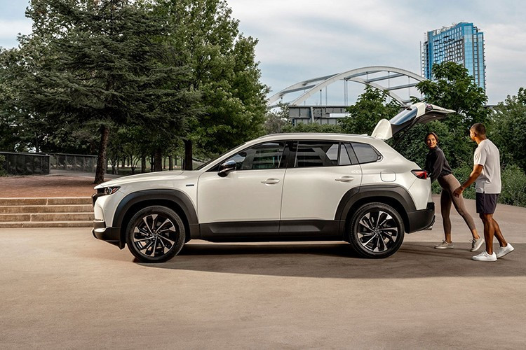 Ở phiên bản tiêu chuẩn, mẫu xe SUV Mazda CX-50 2026 trang bị động cơ 2.5L hút khí tự nhiên, công suất 187 mã lực, mô-men xoắn 251 Nm, kết hợp hệ dẫn động bốn bánh toàn thời gian.