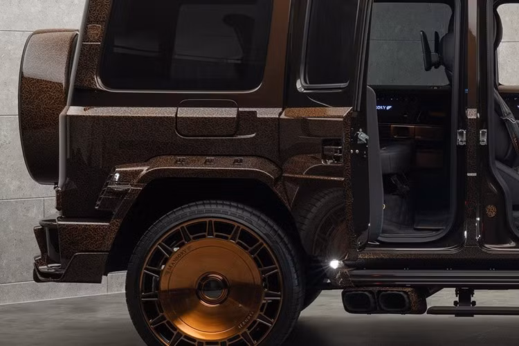 Bộ mâm xe là đặc trưng của Mansory, với màu sắc tương đồng với ngoại thất xe. Bậc lên xuống có thể điều chỉnh được giúp cải thiện khả năng ra vào xe, và chiếc G-Wagen này cũng có cửa sau kiểu "tự sát" như các xe Rolls-Royce.