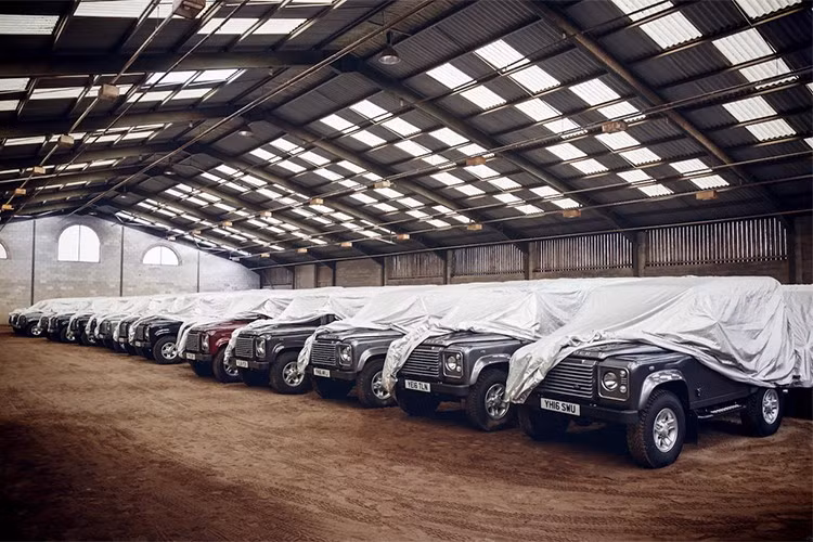 Từ một quyết định tưởng chừng rủi ro, Charles Fawcett đã chứng minh sự nhạy bén trong kinh doanh: biến Defender cổ điển từ mẫu xe “hết thời” thành món hàng xa xỉ được săn lùng toàn cầu, đồng thời thu về khoản lợi nhuận khổng lồ.