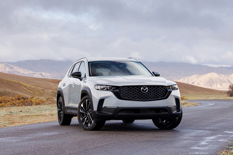 Mazda đã chính thức giới thiệu phiên bản 2026 của mẫu crossover CX-50 tại thị trường Mỹ, với điểm nhấn là mức giá khởi điểm 29.900 USD (khoảng hơn 780 triệu đồng), rẻ hơn 600 USD so với bản tiền nhiệm. Đây là bước đi nhằm tăng sức cạnh tranh trong phân khúc crossover cỡ trung vốn đang rất sôi động.