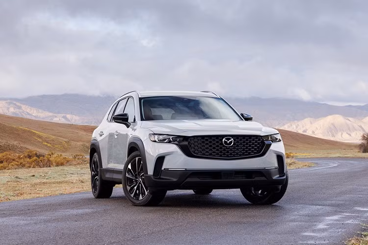 Mazda đã chính thức giới thiệu phiên bản 2026 của mẫu crossover CX-50 tại thị trường Mỹ, với điểm nhấn là mức giá khởi điểm 29.900 USD (khoảng hơn 780 triệu đồng), rẻ hơn 600 USD so với bản tiền nhiệm. Đây là bước đi nhằm tăng sức cạnh tranh trong phân khúc crossover cỡ trung vốn đang rất sôi động.