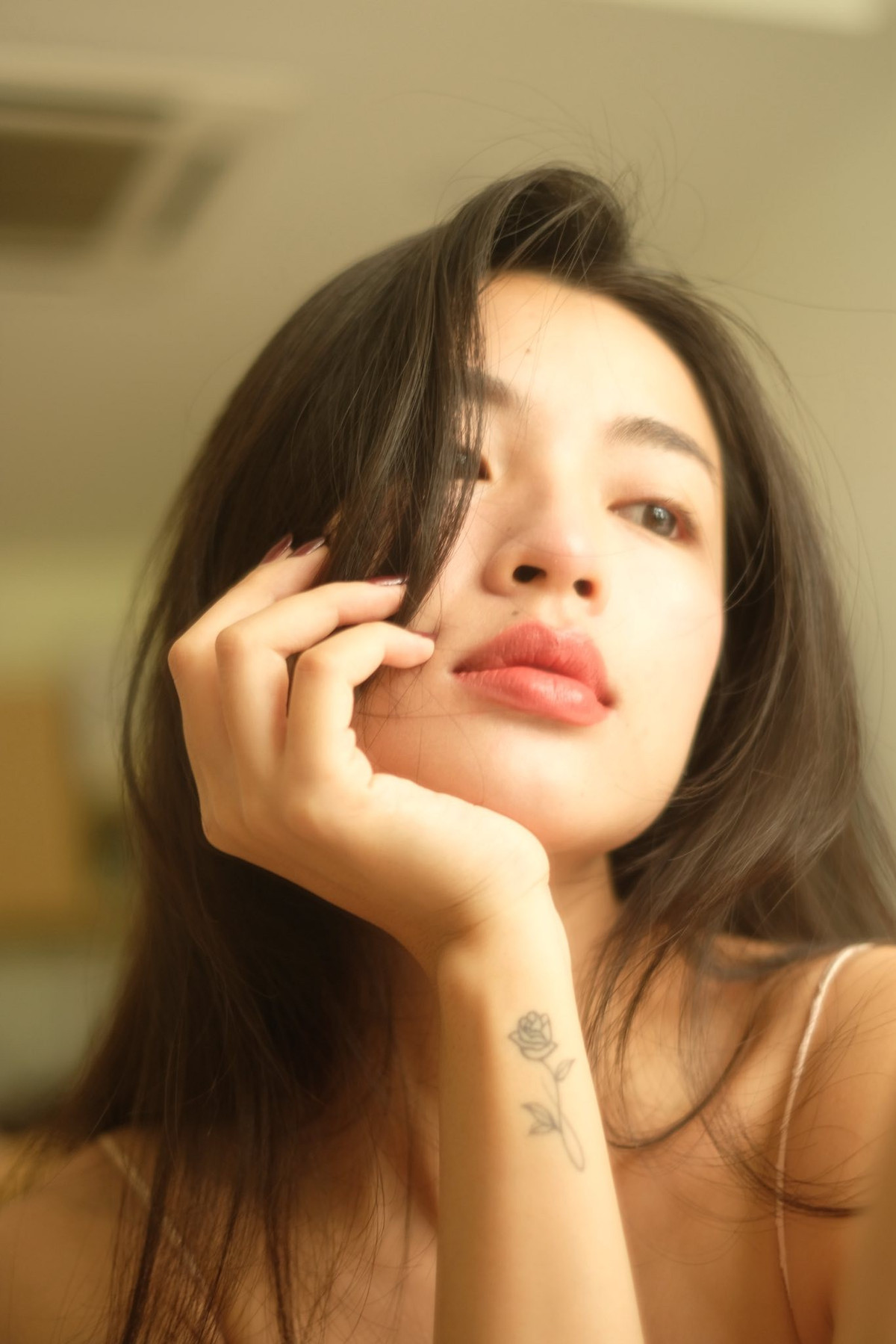 Không ít cư dân mạng dành lời khen cho nhan sắc ngày càng thăng hạng của cô, cho rằng kiểu tóc mới giúp Lan Thy trông cuốn hút và “rất hợp thời”. Một số khác bày tỏ sự tiếc nuối cho mái tóc dài trước đây, nhưng cũng thừa nhận rằng người đẹp vẫn giữ được nét riêng, thậm chí còn nổi bật hơn với diện mạo hiện tại.