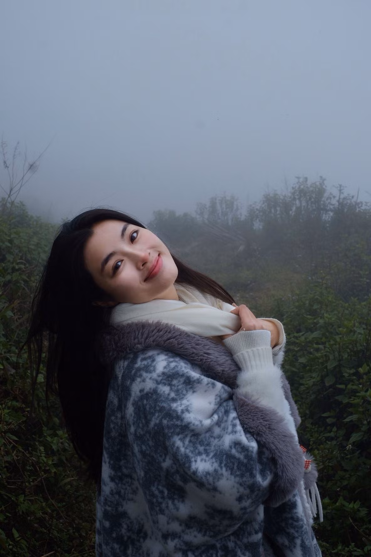 Sự thay đổi này cho thấy Lan Thy không ngại làm mới bản thân, sẵn sàng thử nghiệm những hình ảnh khác nhau thay vì đóng khung trong một phong cách an toàn.