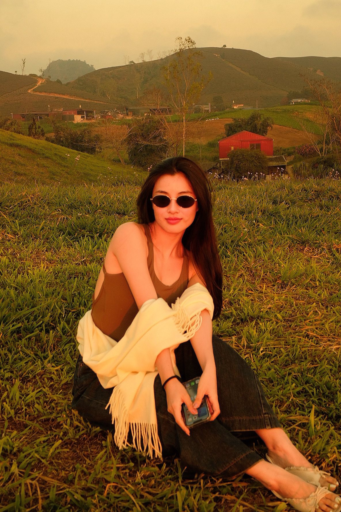 Trên mạng xã hội, loạt ảnh tóc ngắn của Lan Thy nhanh chóng nhận về nhiều bình luận trái chiều nhưng phần lớn là tích cực.