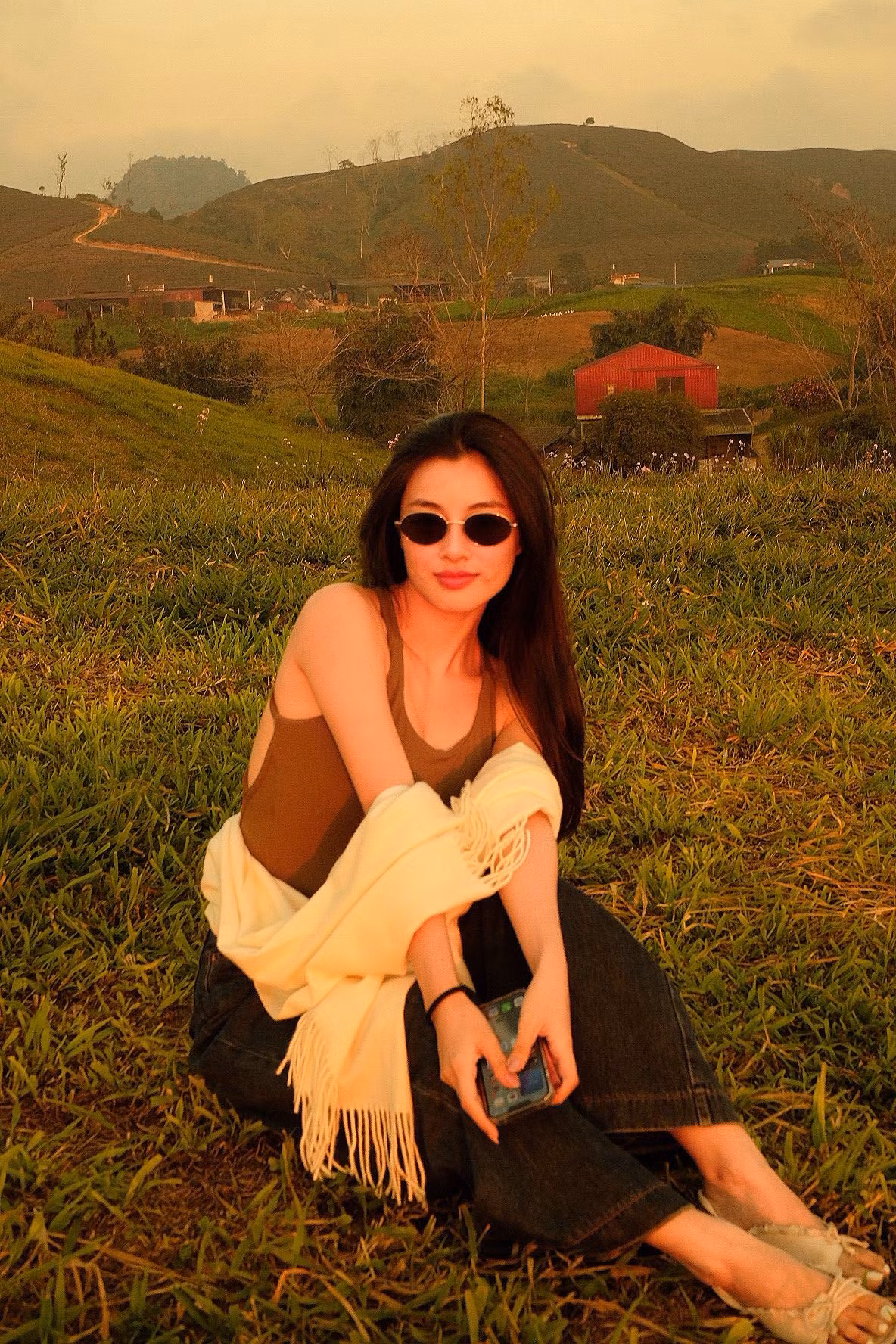 Trên mạng xã hội, loạt ảnh tóc ngắn của Lan Thy nhanh chóng nhận về nhiều bình luận trái chiều nhưng phần lớn là tích cực.