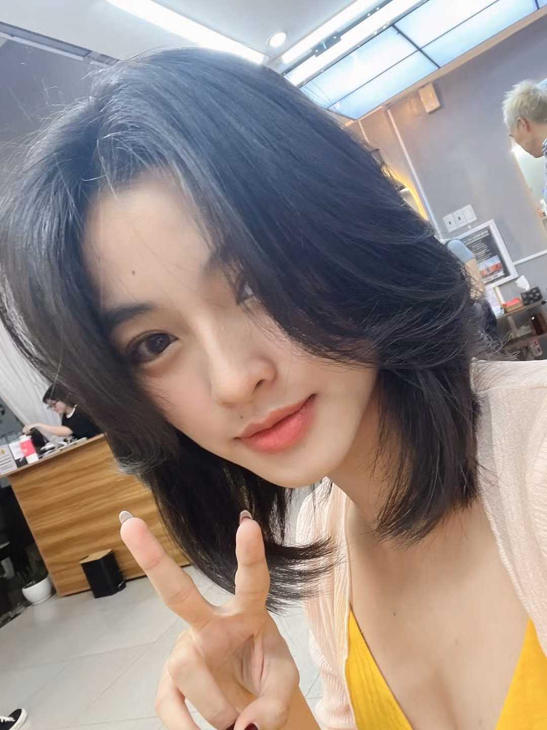 Trong những bức ảnh được đăng tải, Lan Thy lựa chọn kiểu tóc ngắn ngang vai, được cắt layer nhẹ và tạo độ phồng tự nhiên.