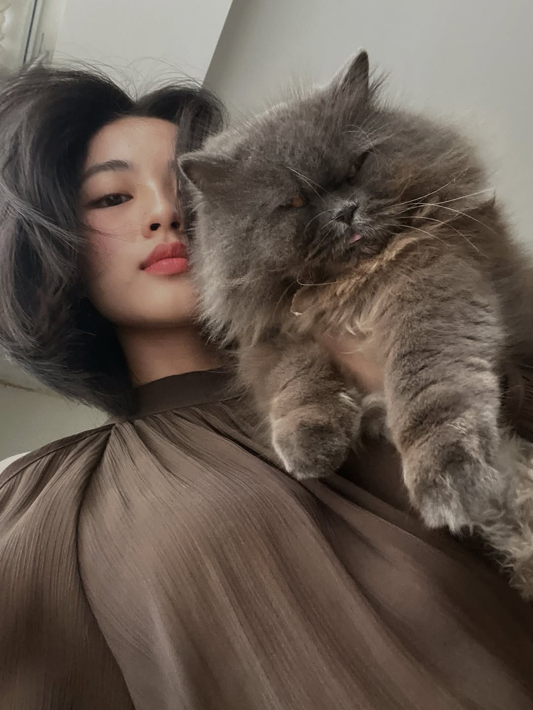 Khác với mái tóc dài thướt tha quen thuộc, kiểu tóc mới khiến nhiều người không khỏi “dụi mắt nhìn lại” vì thoạt đầu khó nhận ra Lan Thy của trước đây.