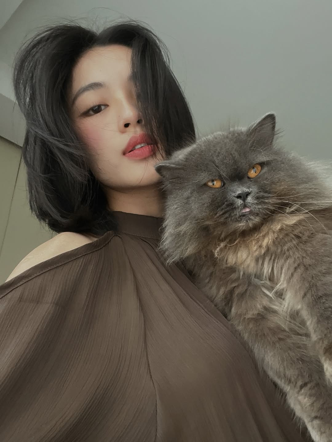 Đi cùng mái tóc ngắn là phong cách trang điểm nhẹ nhàng nhưng tinh tế. Người đẹp giữ lớp nền trong veo, môi hồng tự nhiên và ánh mắt mềm mại, tạo cảm giác gần gũi, đời thường.