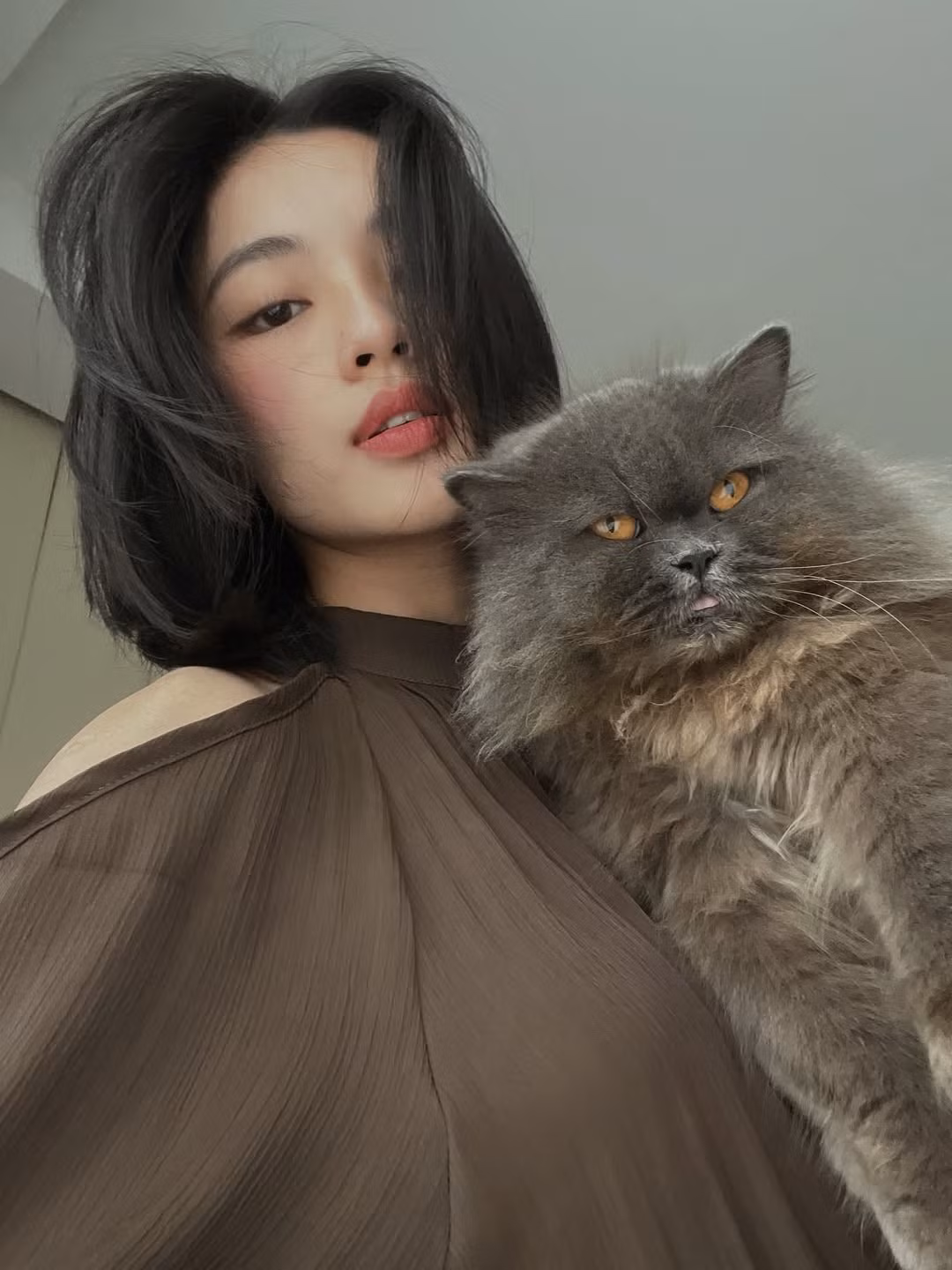 Đi cùng mái tóc ngắn là phong cách trang điểm nhẹ nhàng nhưng tinh tế. Người đẹp giữ lớp nền trong veo, môi hồng tự nhiên và ánh mắt mềm mại, tạo cảm giác gần gũi, đời thường.