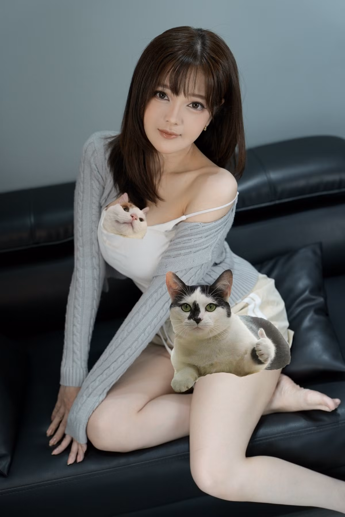 Trang phục đời thường — áo hai dây trắng, khoác ngoài cardigan xám và quần short giúp Trang Bít Tết tôn lên vóc dáng thon gọn, đôi chân trắng dài và đường nét mềm mại của cô nàng.