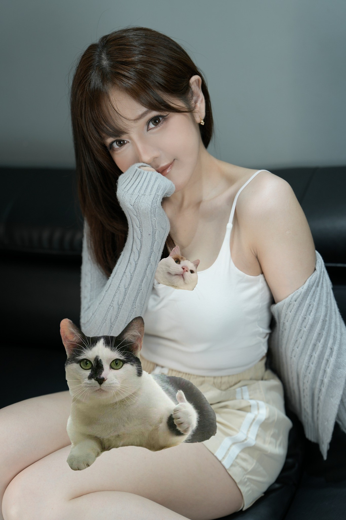 Trong bộ ảnh, Trang Bít Tết xuất hiện với layout trang điểm nhẹ nhàng, trong veo, tôn lên các đường nét gương mặt mềm mại như làn da trắng mịn, căng bóng giúp gương mặt cô trở nên nổi bật ngay cả dưới ánh sáng phòng. Đôi mắt to tròn, long lanh cùng hàng mi cong tạo cảm giác vừa ngây thơ vừa cuốn hút.