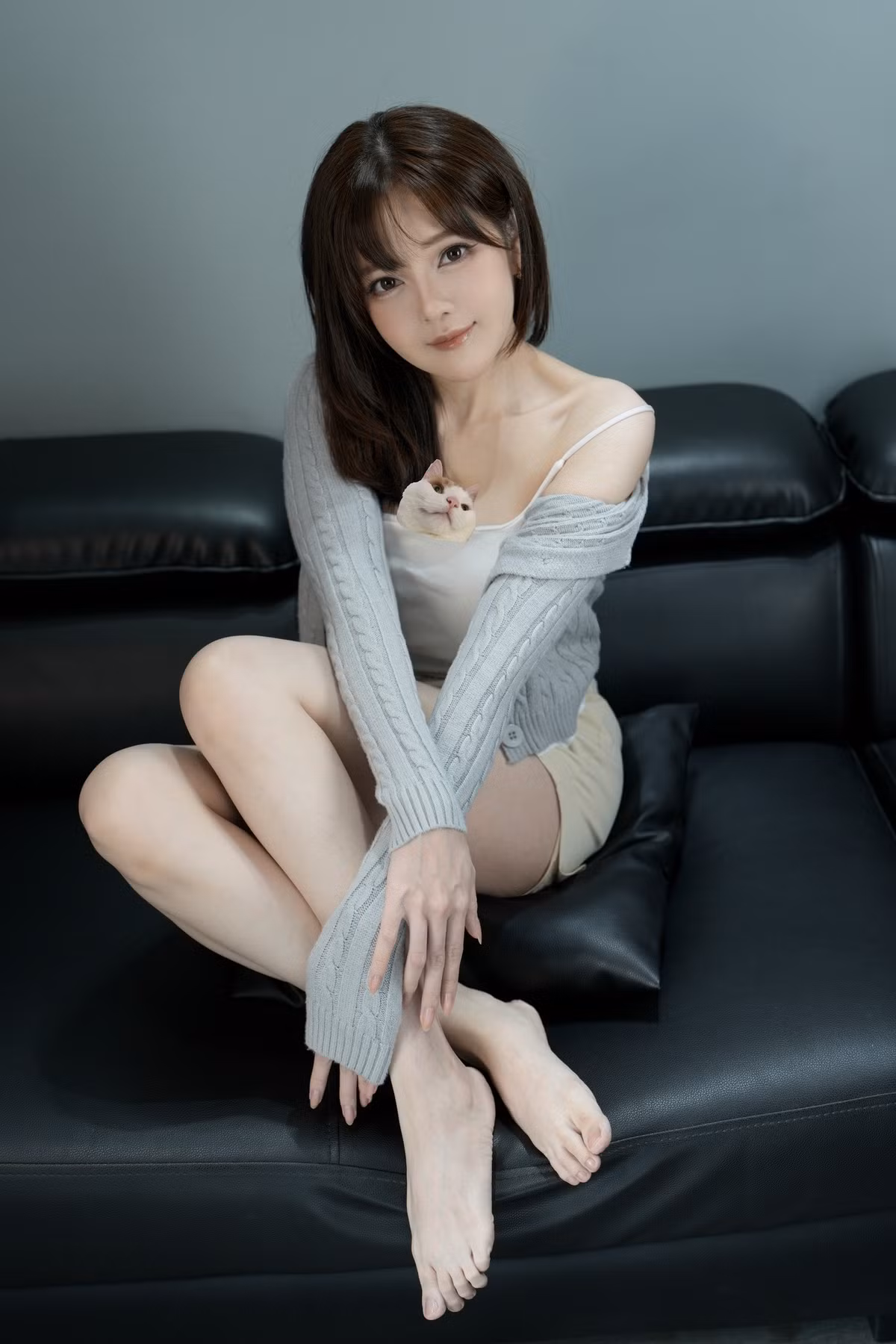 Bộ ảnh còn xen kẽ các yếu tố vui nhộn như hình ảnh mèo chèn vào khung hình, mang lại cảm giác hài hước và đúng chất “cute” của nữ coser.