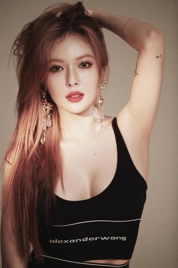 Trước đó, HyunA cùng chồng là nam ca sĩ Yong Jun Hyung đã xuất hiện tại sân bay quốc tế Incheon để sang Singapore dự một lễ hội âm nhạc. Thay vì sự chú ý đổ dồn vào màn xuất hiện của cặp đôi, nhiều khán giả lại tập trung bàn luận về vóc dáng có phần tròn trịa hơn thường thấy của nữ ca sĩ.