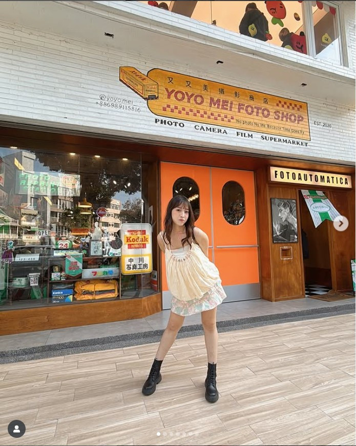 Lần đó, Vina diện váy ngắn sát người, đứng bán hàng tại một khu chợ đêm đông đúc và khiến lượng theo dõi trên mạng xã hội của mình tăng chóng mặt chỉ sau một đêm.