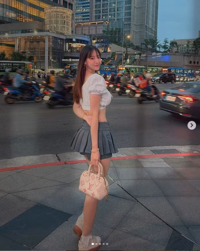 Đáng chú ý, trong đoạn clip mới nhất tại cửa hàng gà rán, Vina tự xưng là con gái của chủ quán, đứng trực tiếp chiên đồ ăn trong khi mẹ cô phụ trách quầy tính tiền.