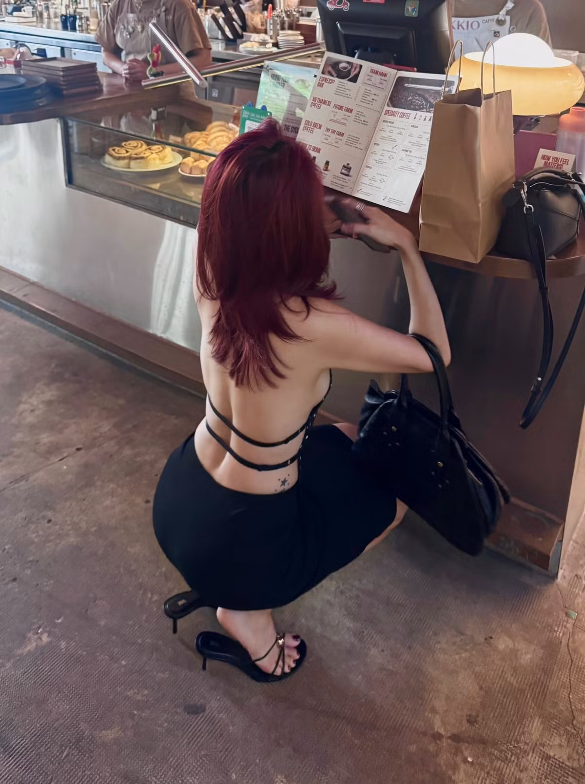 Dù cả hai vẫn chọn cách im lặng, song nữ ca sĩ vẫn đều đặn xuất hiện trong các sự kiện âm nhạc, giữ lịch trình biểu diễn dày đặc, chứng minh phong thái làm việc chuyên nghiệp và sự bình thản trước dư luận.