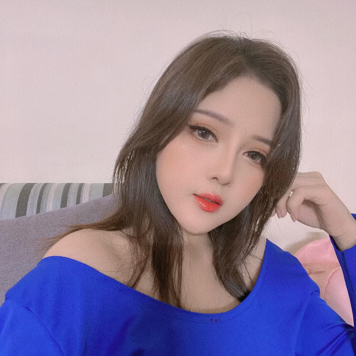 Trước thông tin thất thiệt, Trang Bít Tết đăng hẳn một clip đính chính để giải thích về bức ảnh gây tranh cãi. Nữ coser không ngại khoe video đang thả dáng trong hồ bơi - bằng chứng cho tính chân thật của loạt ảnh.