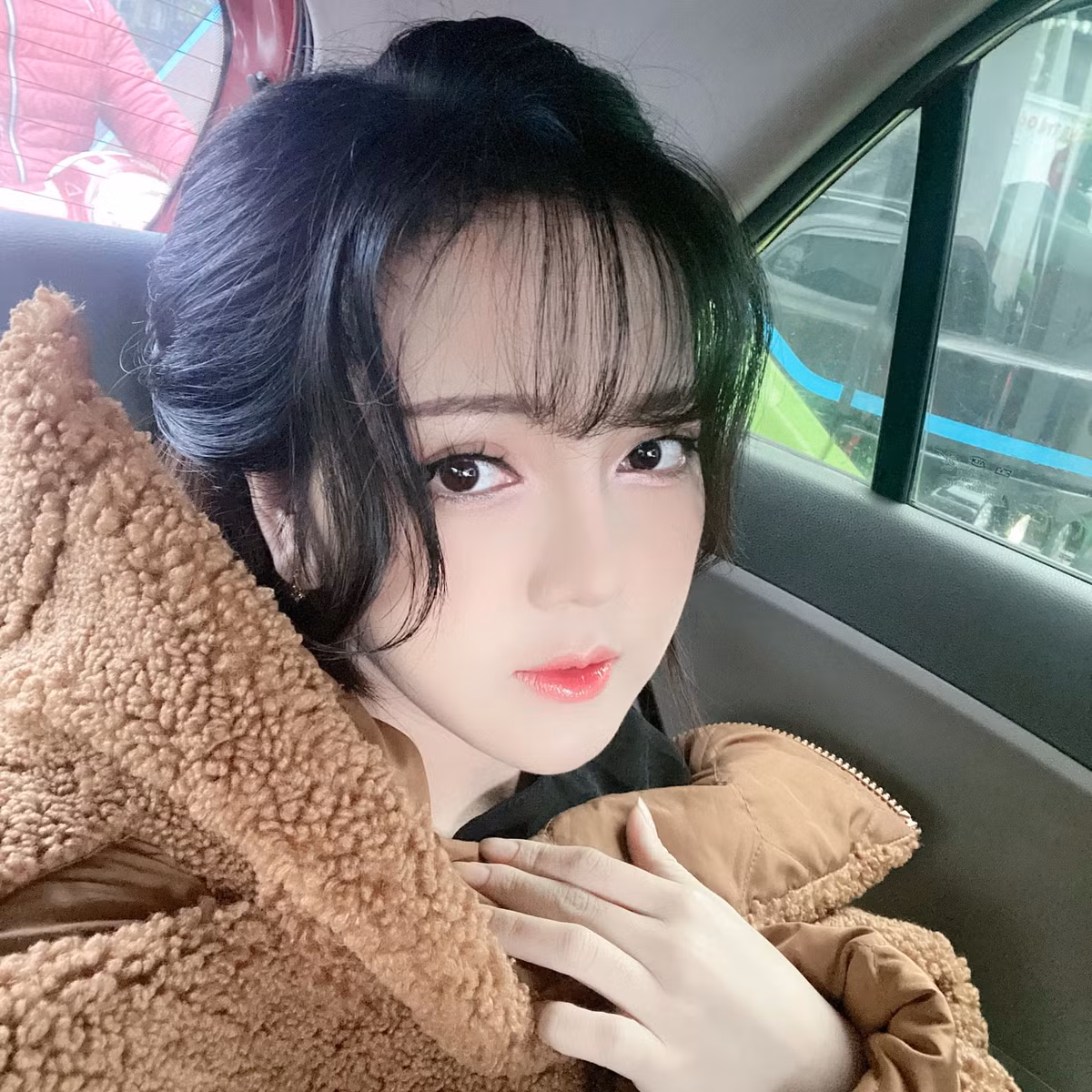 Tại đó, thế mạnh ngoại hình, đặc biệt "tâm hồn" căng tràn được chính chủ show công khai. Trong clip, cô chỉ nhẹ nhàng đính kèm chú thích: "Gặp tui chưa mà biết tui chỉnh ảnh pha kè".