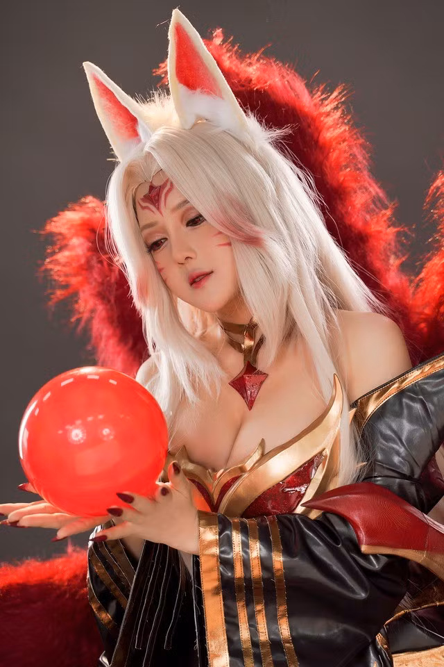 Tuy nhiên, đây cũng là nguồn cơn dấy lên những đồn đoán trên mạng xã hội hướng về Trang Bít Tết khi cô bị nghi ngờ chỉnh sửa ảnh quá "cháy", thậm chí can thiệp thẩm mỹ toàn diện vì body nóng bỏng đến mức không thể thật. Trong đó, không ít người xem nghi ngờ cô nàng "độ loa" bởi kích cỡ vòng 1 siêu thực.