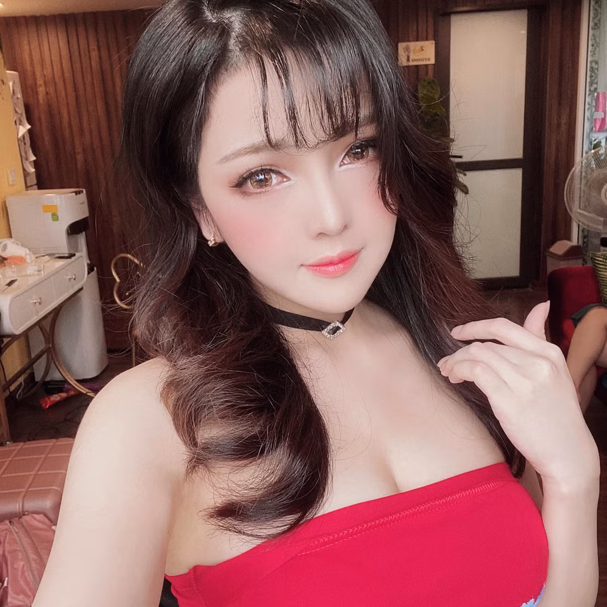 Bên dưới dòng trạng thái đính chính, người hâm mộ cô nàng lại được dịp sôi nổi bàn tán. Nhiều tài khoản còn lên tiếng thay gái xinh, khẳng định hot girl bên ngoài thậm chí còn "nét" gấp nhiều lần trên mạng.